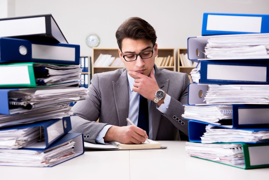 Elnur – stock.adobe.com Busy businessman under stress due to excessive work