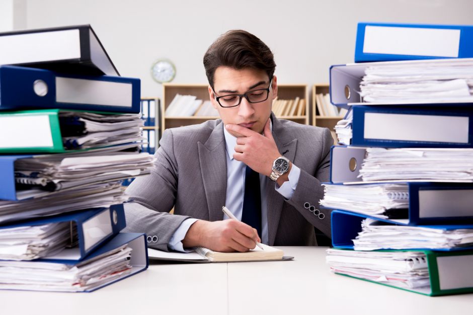 Elnur – stock.adobe.com Busy businessman under stress due to excessive work
