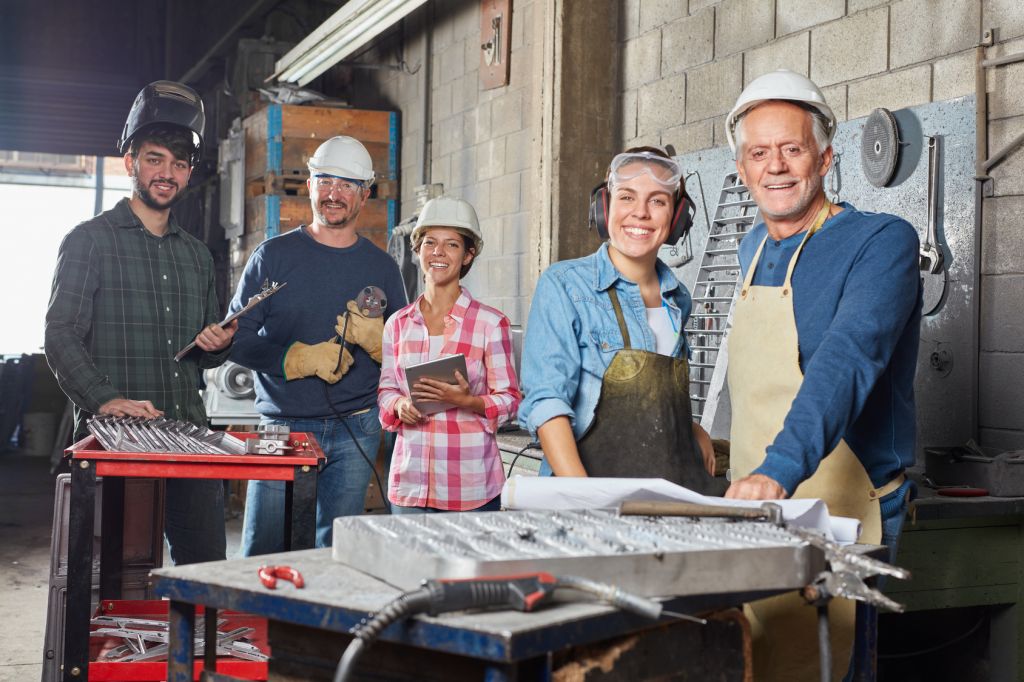Robert Kneschke – Fotolia.com Gruppe Arbeiter und Lehrlinge als erfolgreiches Team in einem Industrie Betrieb