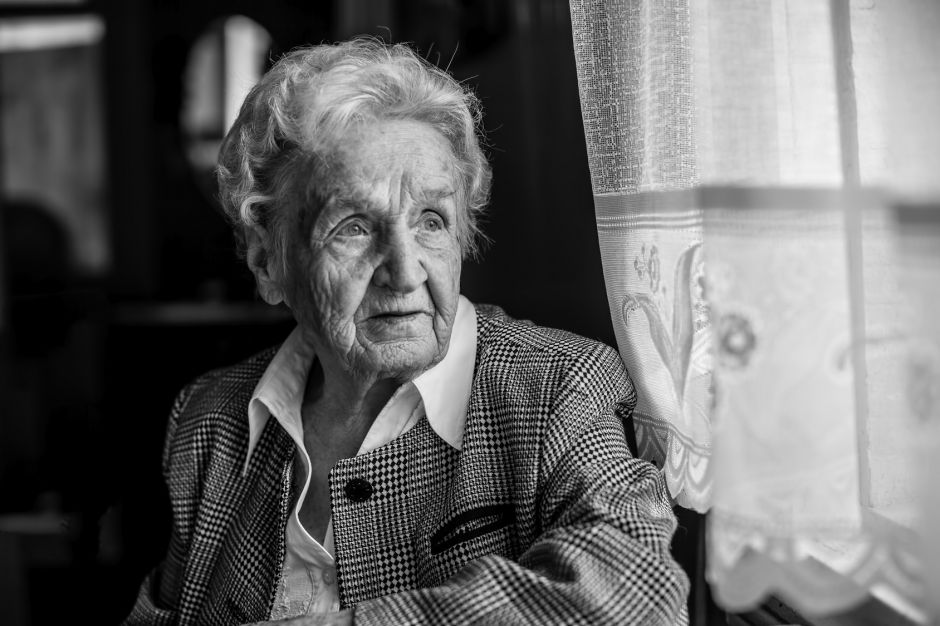 © De Visu – Fotolia.com Portrait of stern old women, black and white near the window.