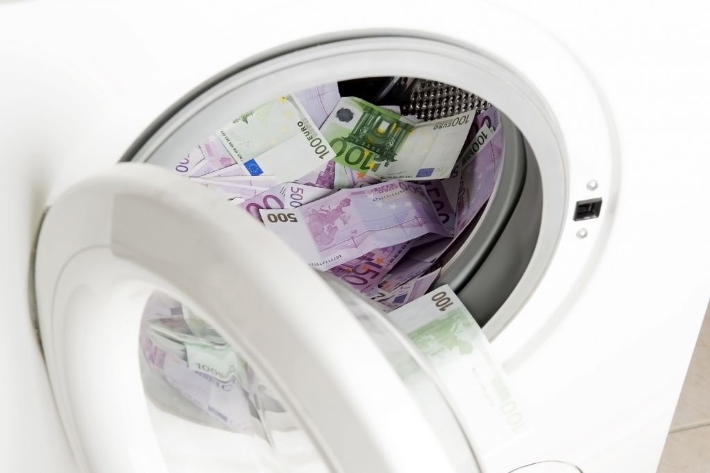 © Bildagentur-o – Fotolia.com Symbolbild Geldwäsche, Eurogeldscheine in der Waschmaschine