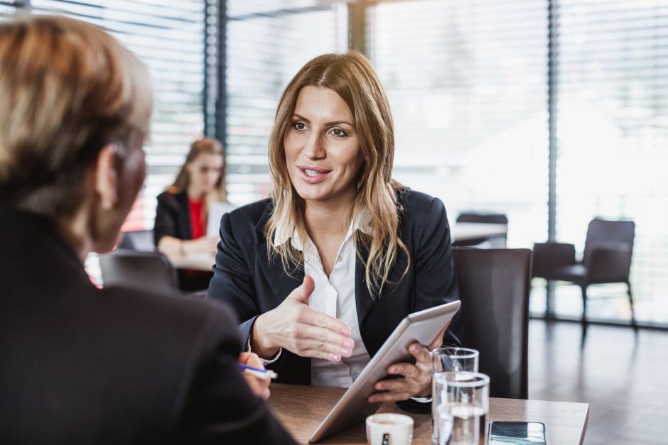 sanjeri – istockphoto.com Business People at the Cafe Restaurant